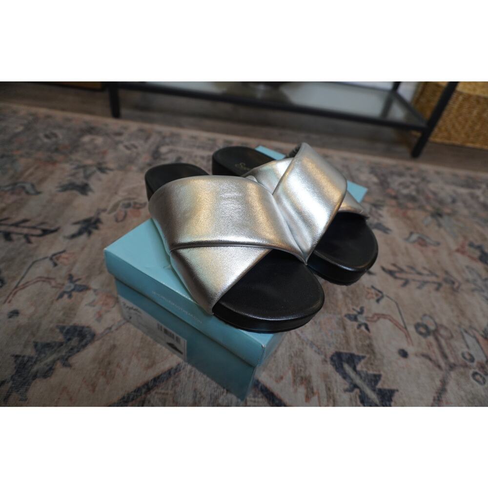 Seychelles Heartfelt Women’s Size 7 Silver Metallic Leather Slide Sandals